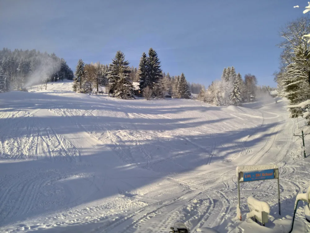 Přišla obleva, další skiareály přesto zahájí sezonu. Rozjede se Černá Říčka i Špičák