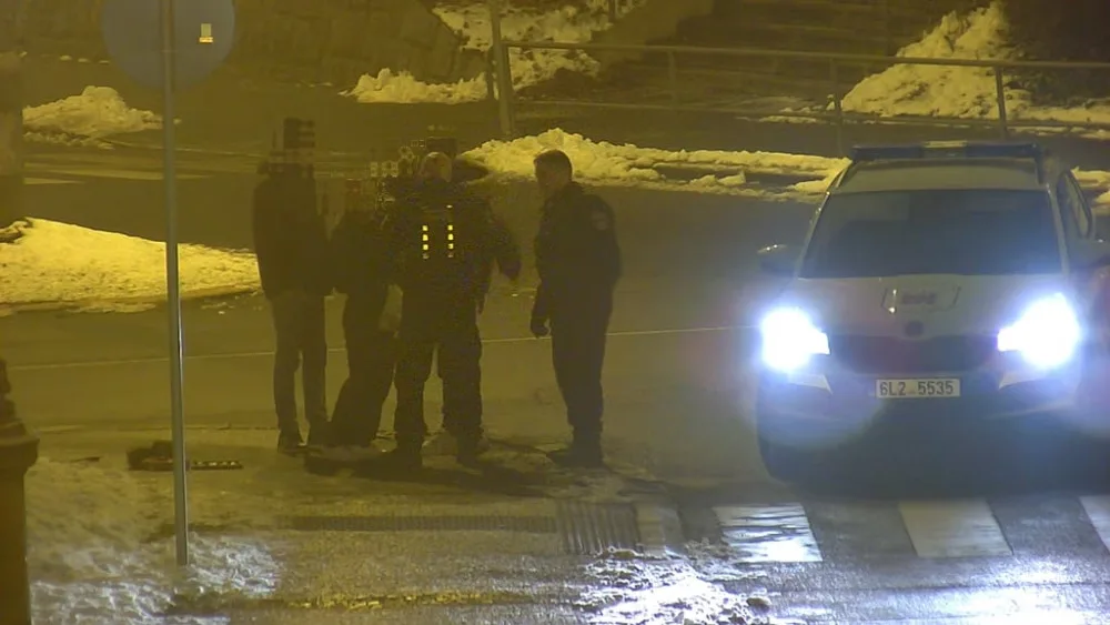 Řádění vandalů před radnicí. Poškodili ozdoby vánočního stromu, ukradli kovářské kladivo