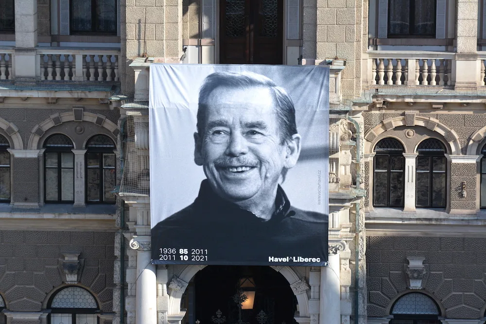 Před deseti lety zemřel Václav Havel. V Liberci strávil srpen 1968, otevřel knihovnu