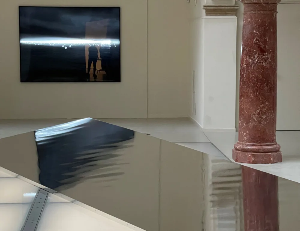 Vánoční výstava v galerii. Světoznámá sochařka vrátila bazénové vaně vodní hladinu