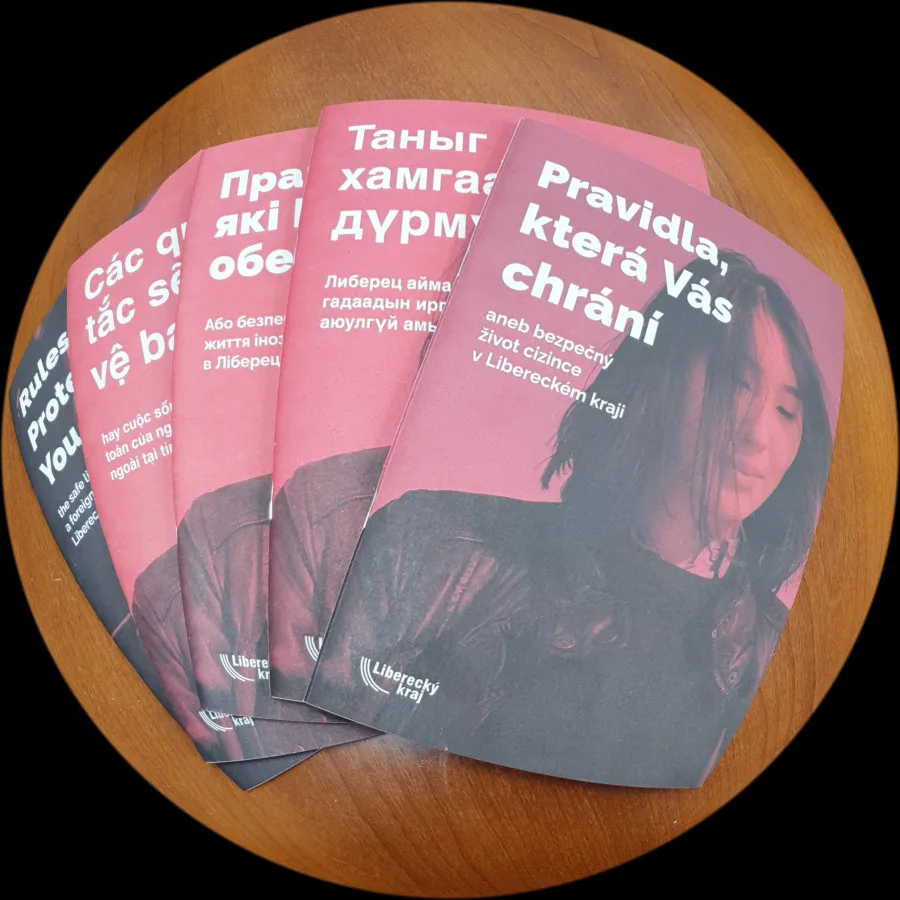 Cizincům v Libereckém kraji pomůže s orientací brožura vydaná v pěti jazycích