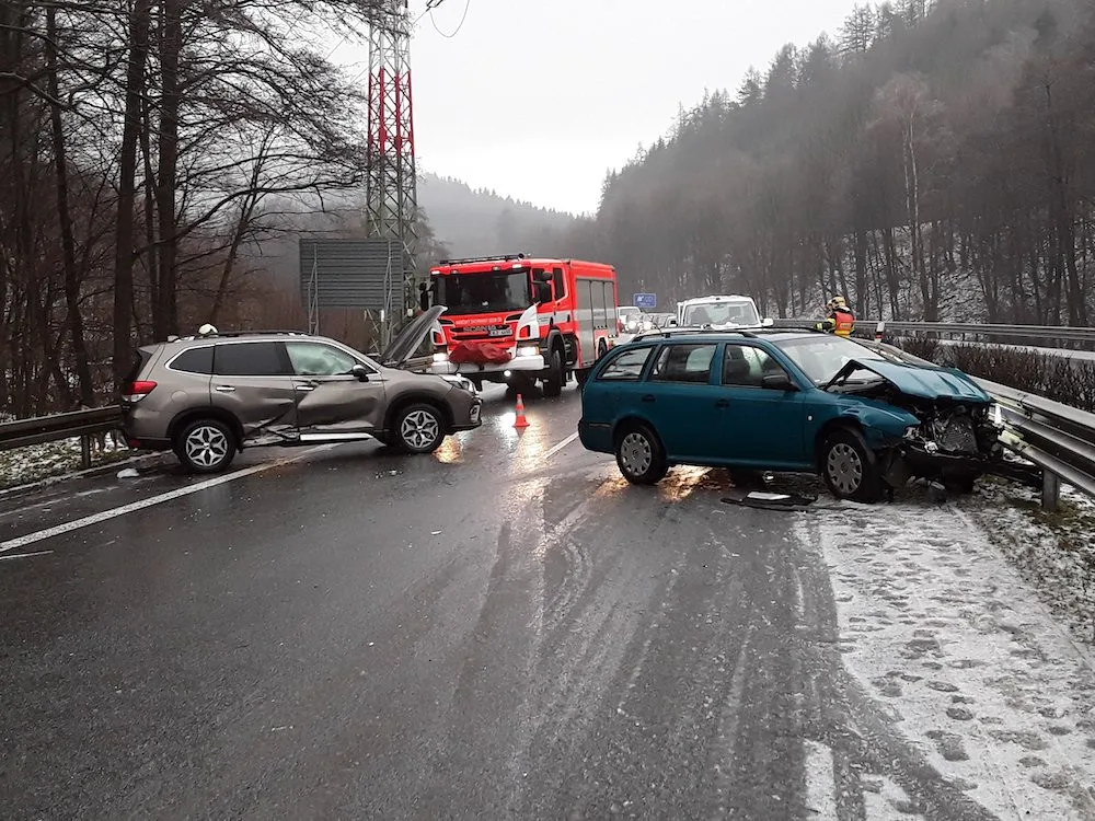 Řada nehod na kluzkých silnicích. Silnice u Jeřmanic je uzavřená