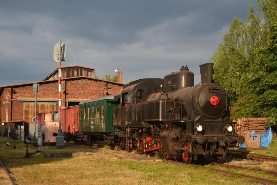 Vlakem Českým rájem za hrady, zámky i do depa