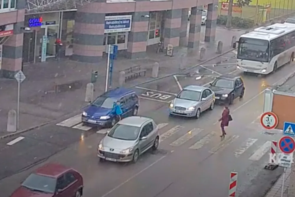 Chlapec po střetu s autem na přechodu utekl. Hledá ho policie