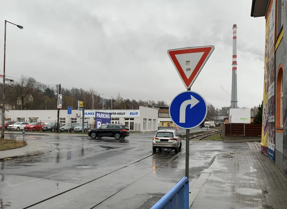 Doleva už ne. Řidiče překvapila nová značka u Babylonu, řada z nich ji dál ignoruje