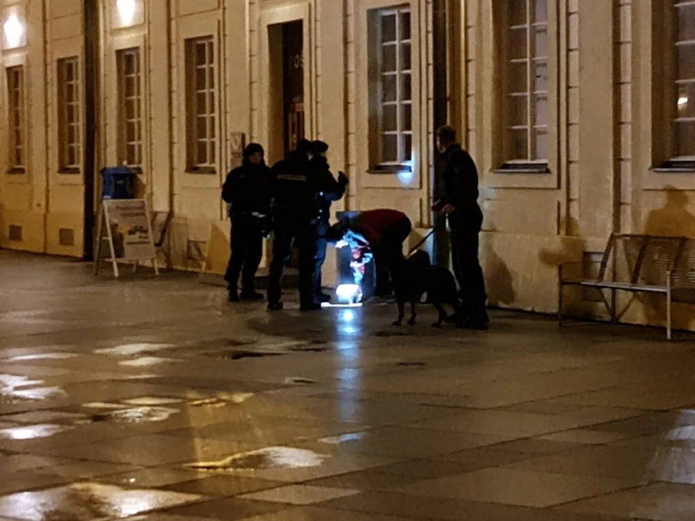 Bombu na Pražském hradě nahlásil muž z Jablonecka. Představil se jako Král světa