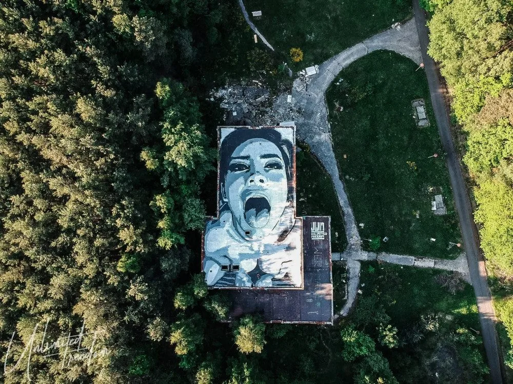Projekt má fungovat jako meme, říkají o největším nelegálním streetart díle u nás jeho autoři