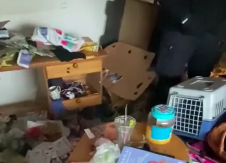 Nepříjemný odchyt kočky pro strážníky. Byt byl plný odpadků