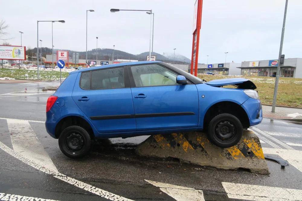 Řidič se s autem zasekl na betonové zábraně. Dvacet minut nikdo nepomohl