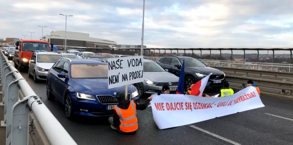 Demonstranti se svázali řetězy a zablokovali dopravu na Nuseláku. Kvůli Turówu