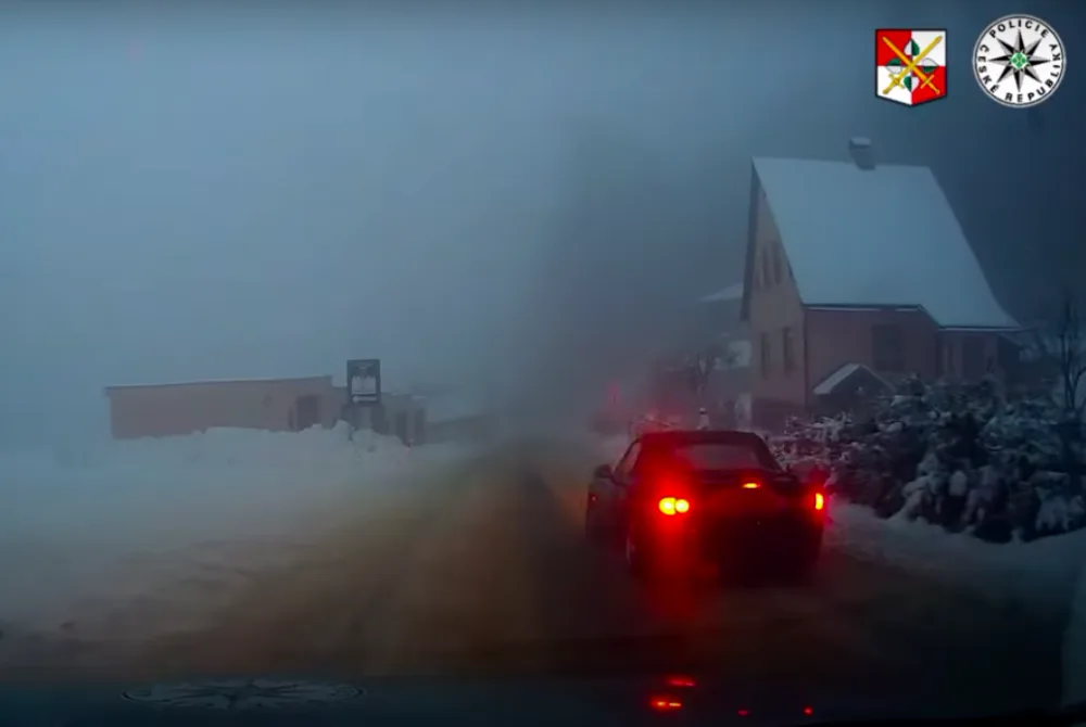 Zběsilá honička na Jablonecku. Muž bez řidičáku ujížděl policistům do Jizerek