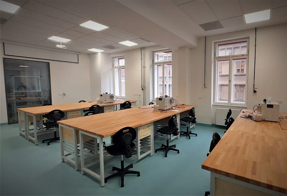 Při rekonstrukci se částečně zřítila, teď se do školy v jablonecké Podhorské ulici vrací studenti