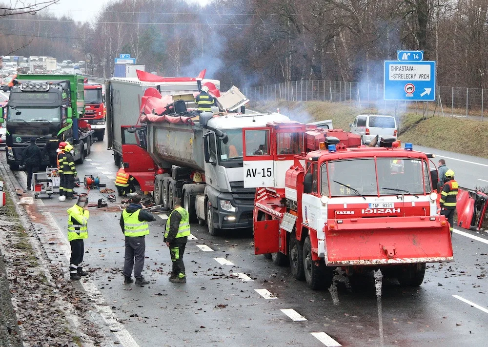 Na silnici 35 u Chrastavy se srazily dva kamiony. Hasiči hodinu vyprošťovali zraněného řidiče