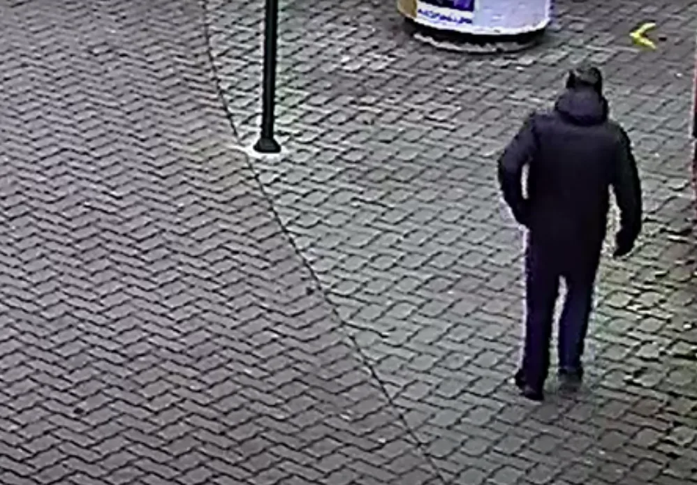 Před květinářstvím ukradl peněženku s padesáti tisíci. Policie hledá muže ze záznamu