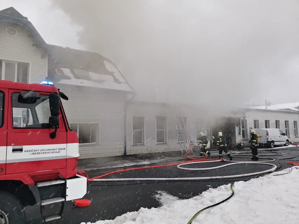Při požáru autodílny v Jablonci se zranil hasič. Jeden člověk se nadýchal zplodin