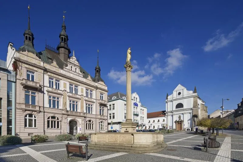 Kašna na turnovském náměstí roky protéká a je téměř bez vody. Město ji nechá opravit