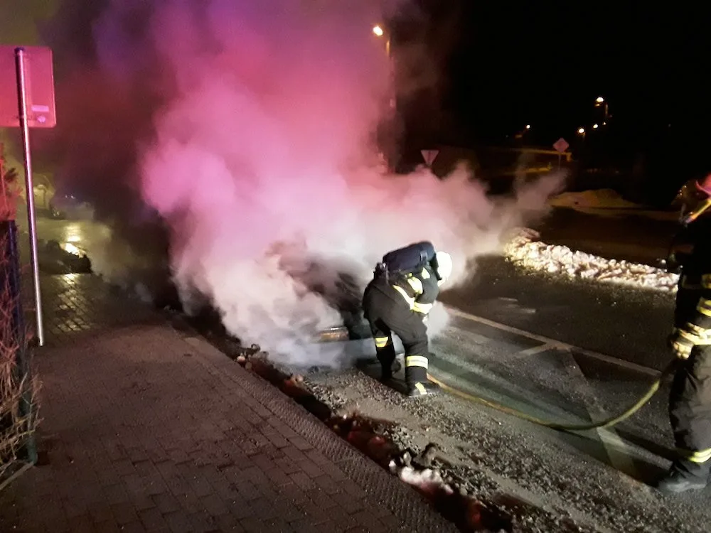 Driftující řidič zapadl na silnici na Smědavu. Později mu auto o pár kilometrů dál shořelo