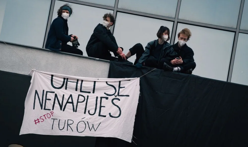 Aktivisté zastavili přívod vody na ministerstvo. Upozorňují na těžbu v dole Turów