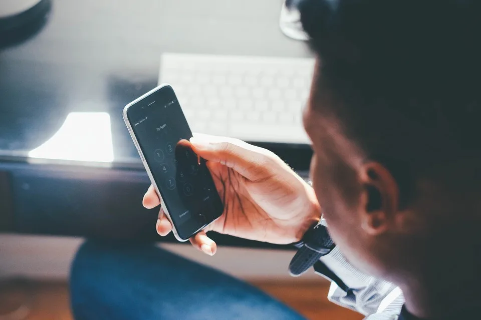 Podvodníci mají novou fintu, jak získat přístup do počítače. Po telefonu se vydávají za Microsoft