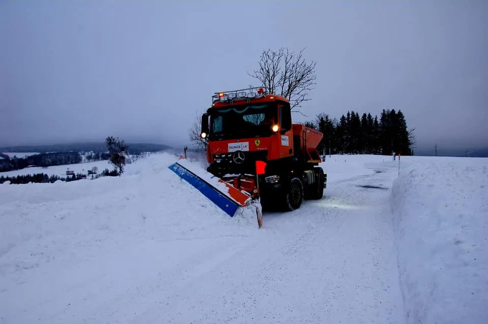 V Libereckém kraji nasněžilo, vrstva nového sněhu může být i na hlavních tazích