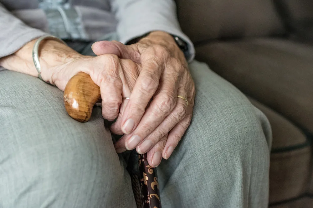 Seniorů v Česku dva roky ubývá. Na vině je koronavirus