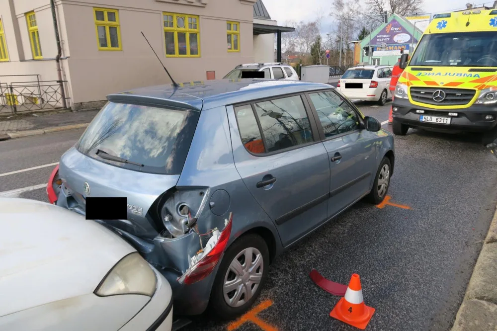 Řidič na mokru na křižovatce nedobrzdil. Naboural auto před sebou, kde se zranili tři lidé