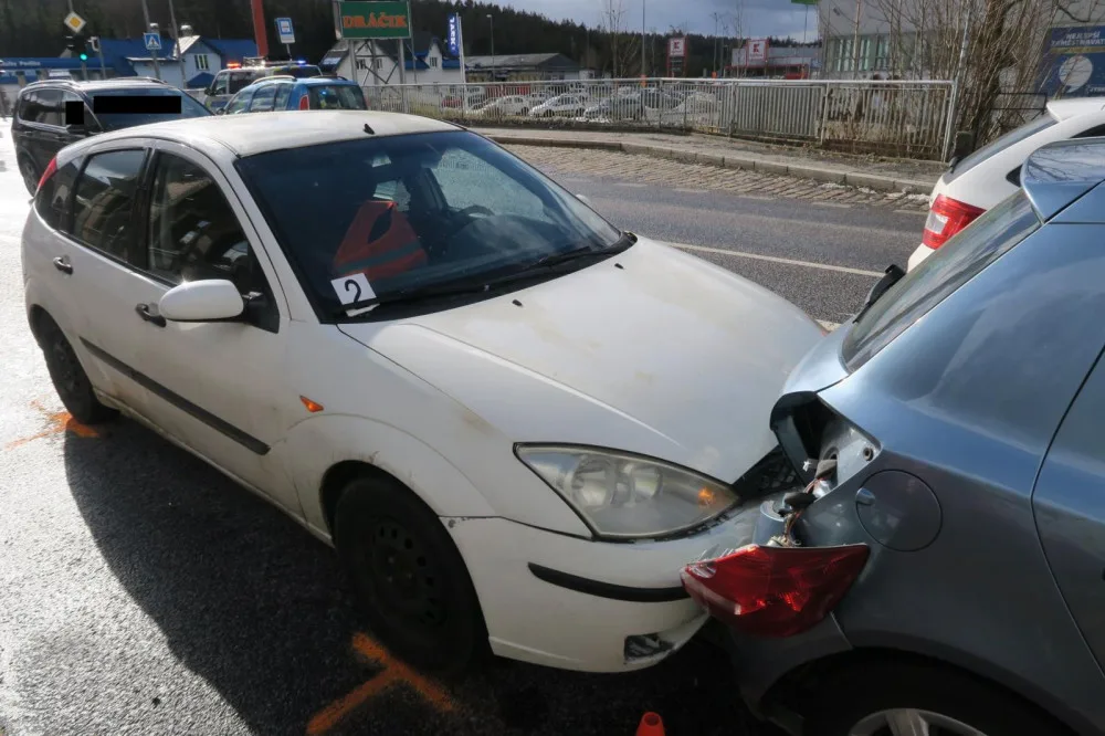 Řidič na mokru na křižovatce nedobrzdil. Naboural auto před sebou, kde se zranili tři lidé