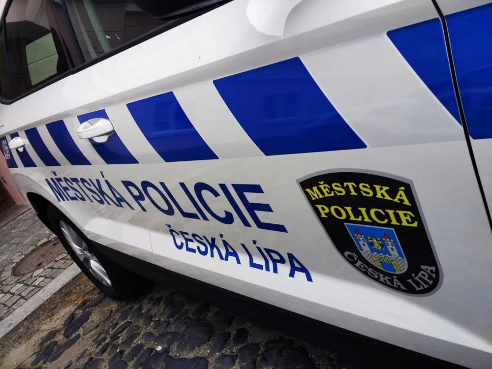 Útoky agresivní party na děti u českolipského Kauflandu. Někteří agresoři byli opilí
