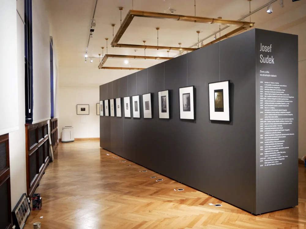 Severočeské muzeum vystavuje fotografie Sudka a díla ze sklářského sympozia