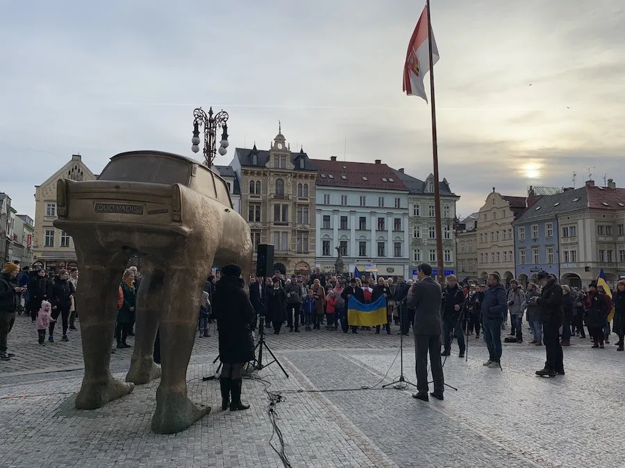 Jsme s vámi! U radnice se na podporu Ukrajiny sešly stovky lidí