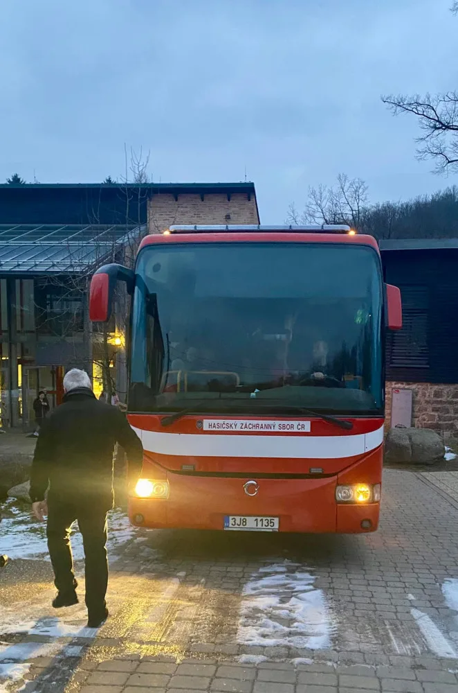 S transportem pomohli hasiči.