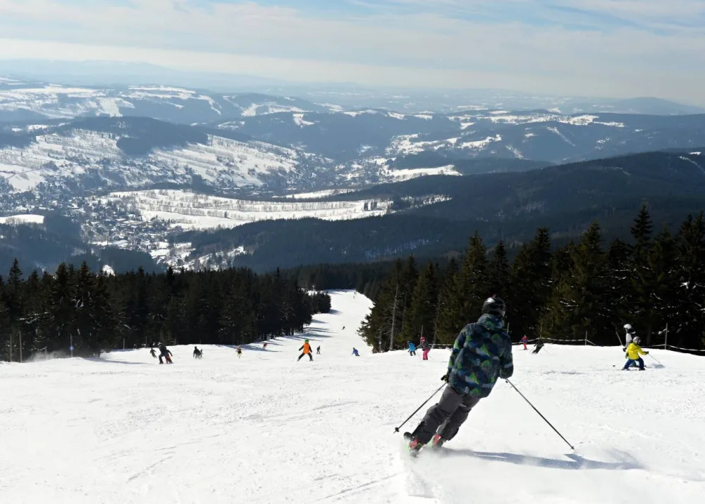 Skiareál Rokytnice nad Jizerou nabízí zábavu na horách i u moře, stačí se zapojit do soutěže o zájezdy CK Nev Dama