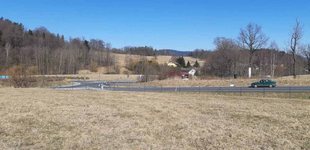 Dlouhé kolony a čekání ve Studánce. ŘSD začalo s výstavbou osvětlení na kruháči