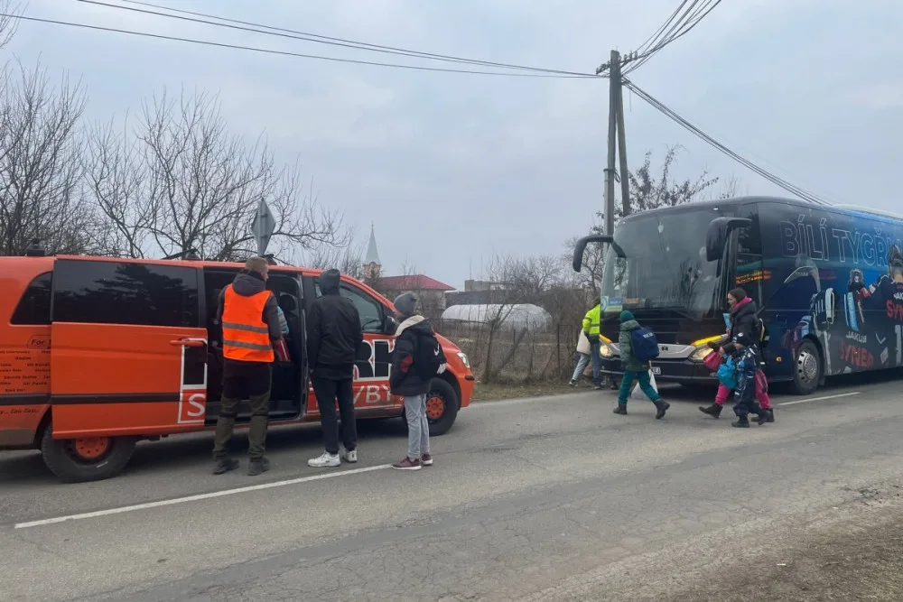Normálně v něm jezdí hokejisté. Teď tygří autobus přivezl padesát uprchlíků z Ukrajiny