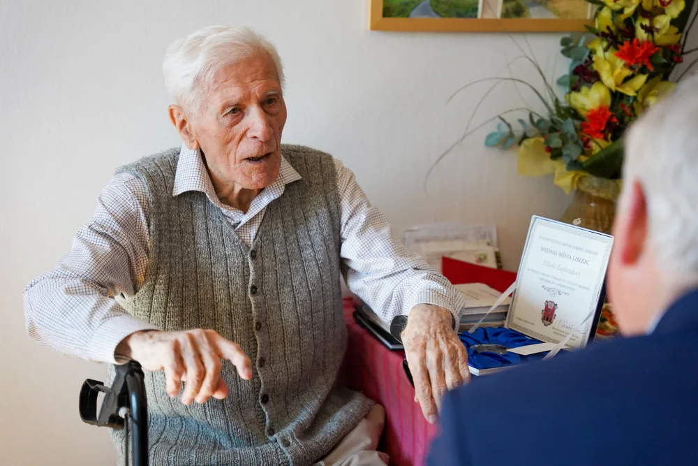 Skaut a autor legendárních knih. Medaili města Liberec obdržel Miloš Zapletal