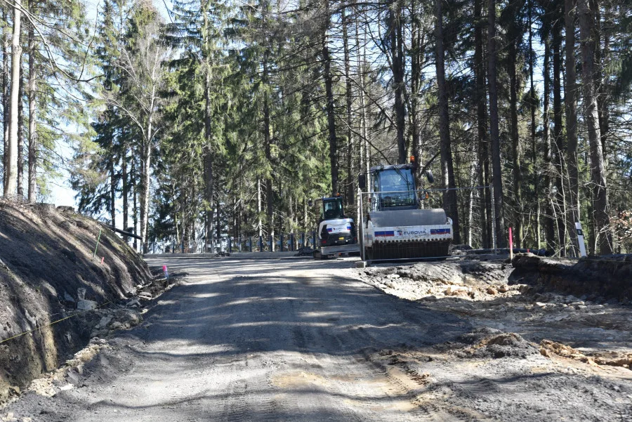 Rekonstrukce silnice potrvá do května příštího roku. Doprava však nebude úplně uzavřena.