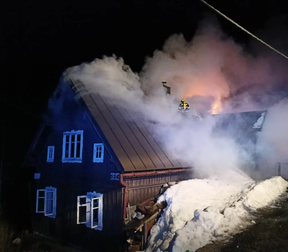 V noci hořela chalupa v Polubném. Škoda jde do milionů