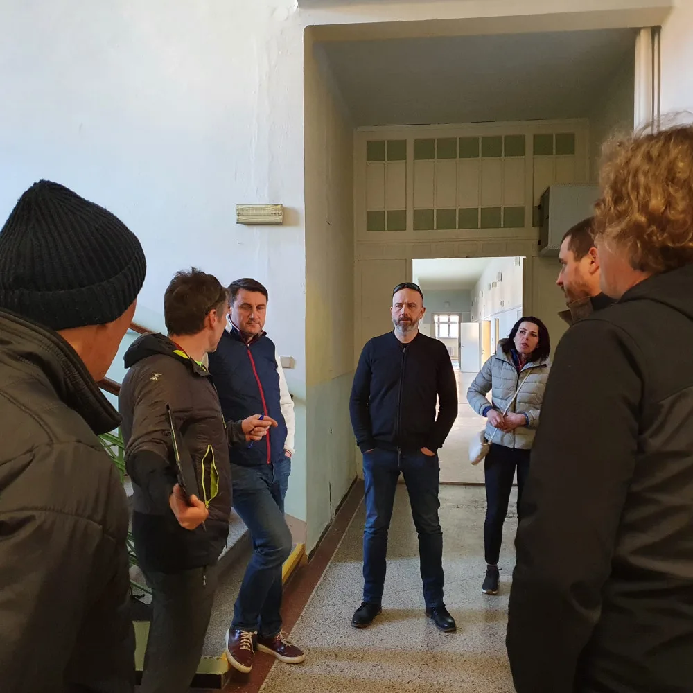 Bývalý internát Zeyerova už se plní výbavou. První uprchlíci by se mohli ubytovat ve čtvrtek