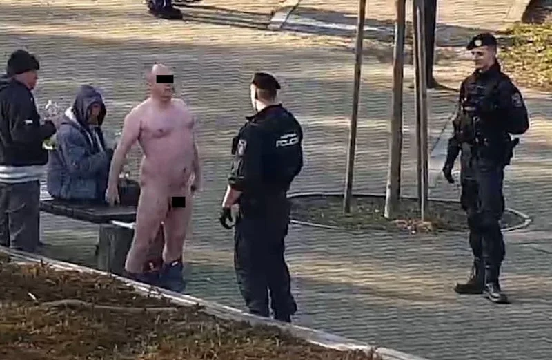 Nahý bezdomovec řádil v Lípě. Jděte do ***, vy ***, řval na strážníky