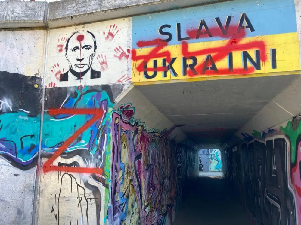 Válečný symbol Z na zdech turnovského podchodu