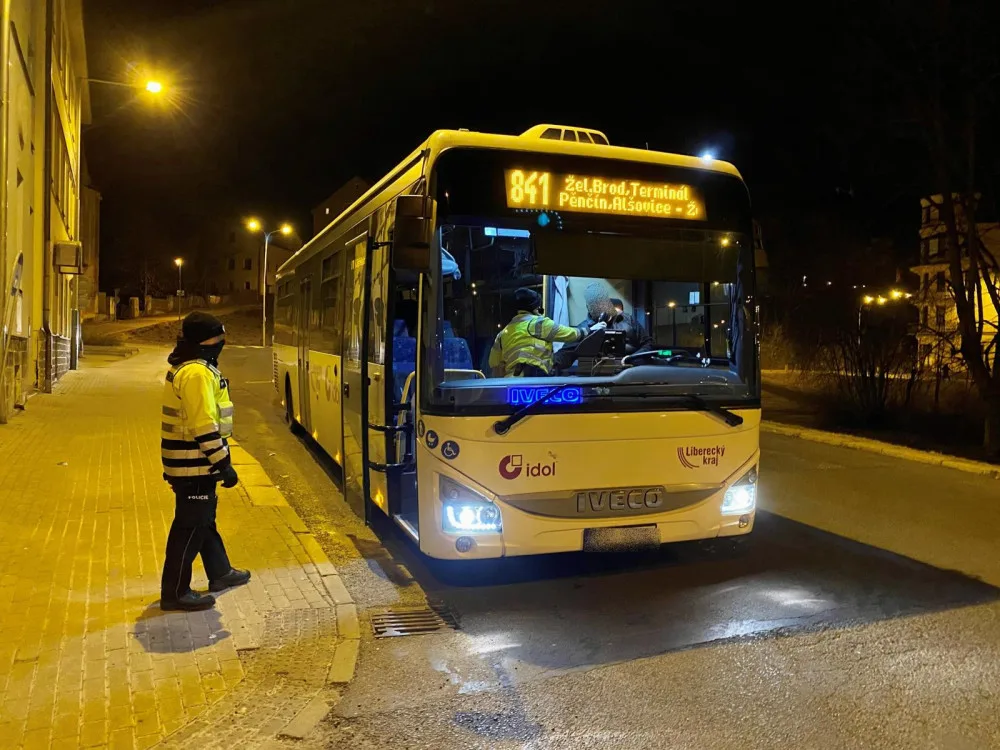 Policisté během ranních hodin kontrolovali řidiče autobusů a tramvají