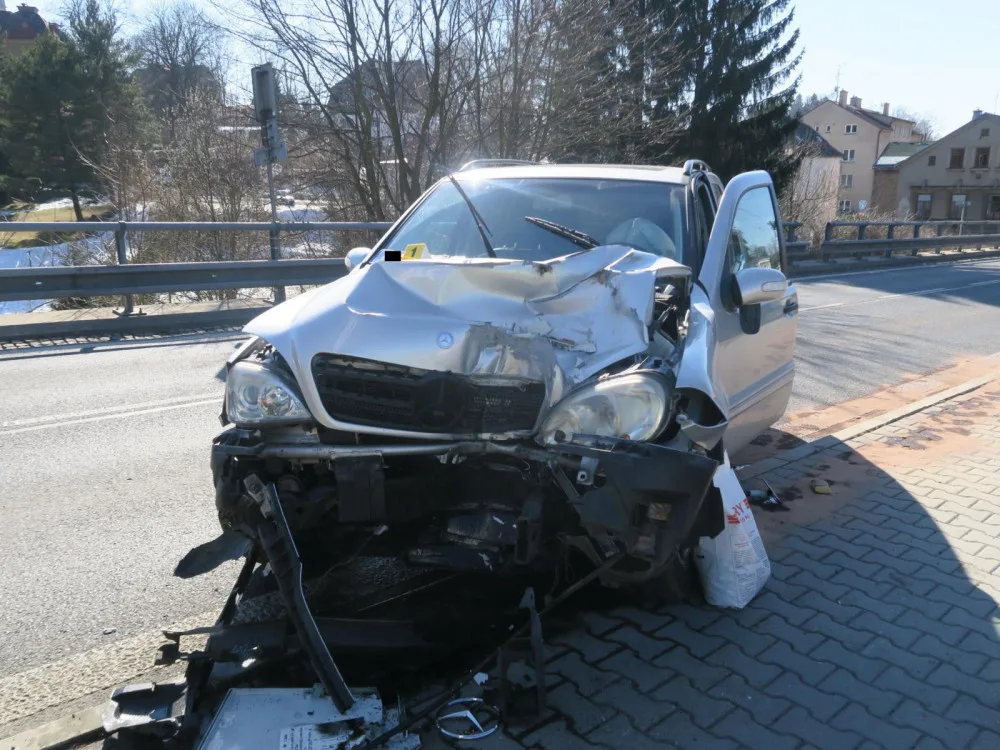 Auto vyjelo ze silnice a narazilo do sloupu elektrického vedení.