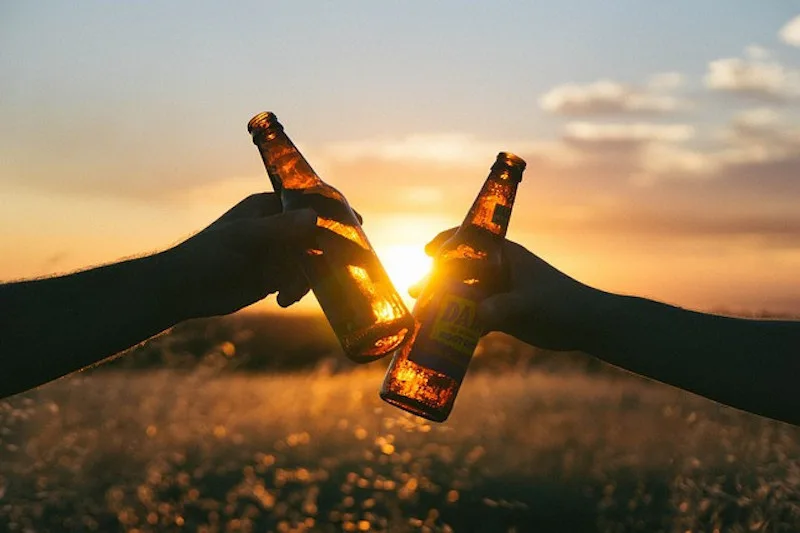 Kdy Češi nejvíc pijí alkohol? O svátcích a dovolených