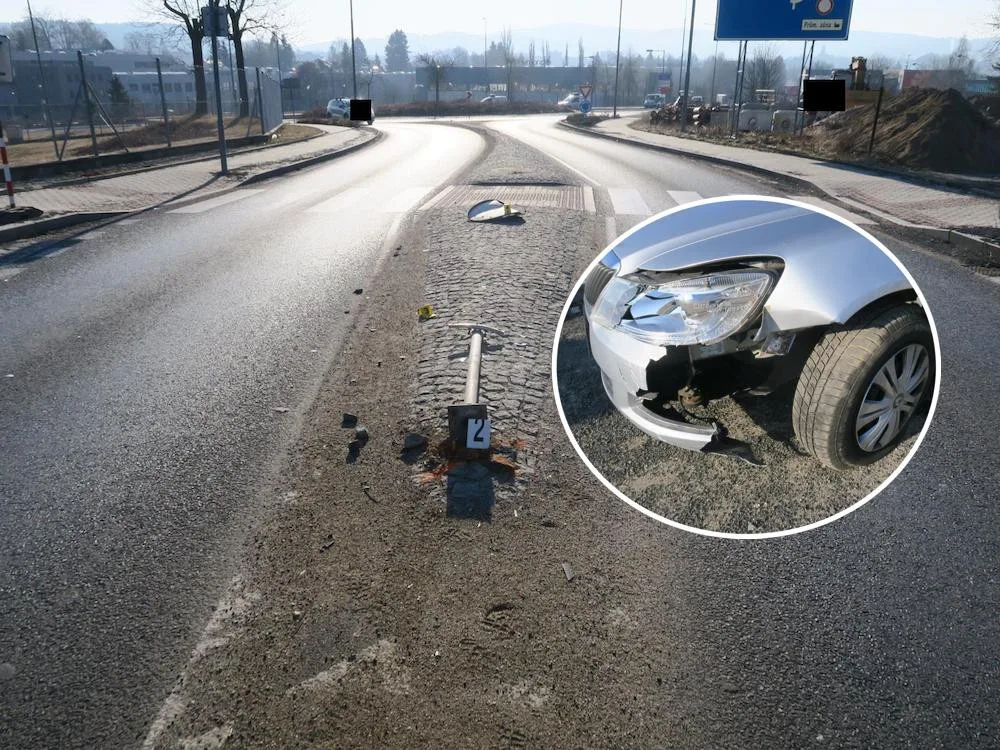 Řidič kvůli slunci před kruhovým objezdem přejel přes ostrůvek. Smetl i značku