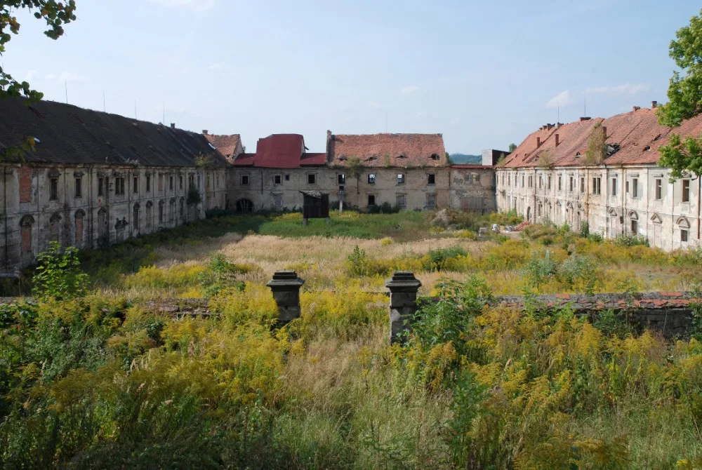 Hospodářský dvůr podle památkářů historickou hodnotou převyšuje přilehlý zámek.
