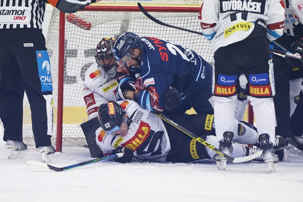 Tygři odmítli konec sezony. Spartu porazili 4:2 a sérii vrací do Prahy