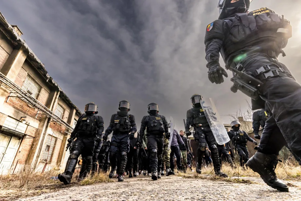 Policisté z liberecké pořádkové jednotky se zúčastnili hromadného cvičení. Nacvičovali třeba rozhánění demonstrantů
