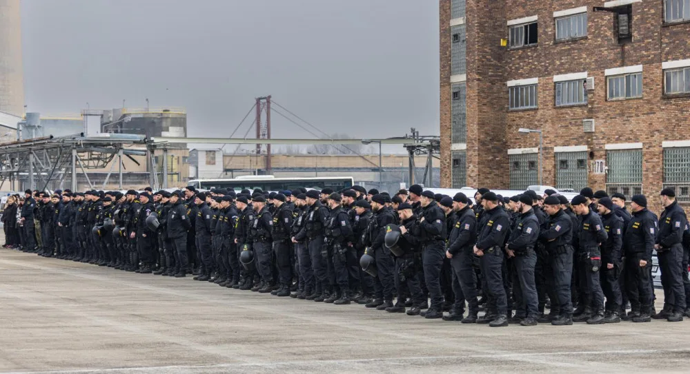 Policisté z liberecké pořádkové jednotky se zúčastnili hromadného cvičení. Nacvičovali třeba rozhánění demonstrantů