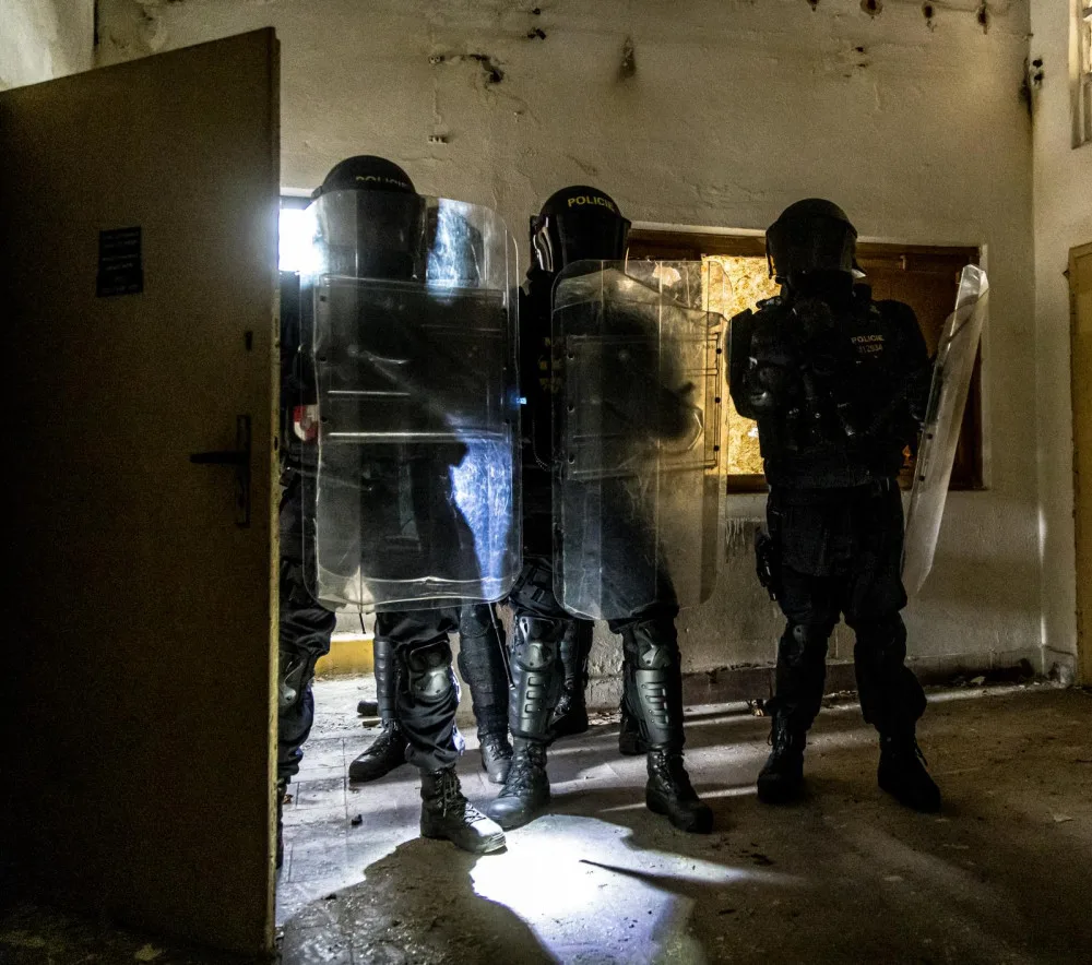 Policisté z liberecké pořádkové jednotky se zúčastnili hromadného cvičení. Nacvičovali třeba rozhánění demonstrantů