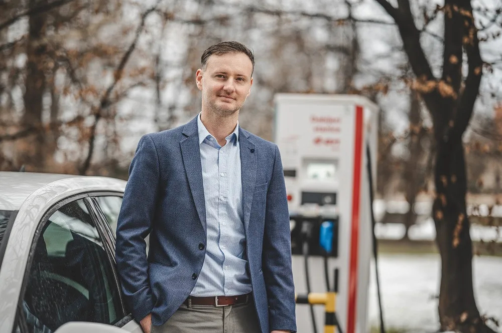 Nové stanice nabízí rychlé dobíjení i kvalitní trávení volného času. Těch menších letos E.ON postaví desítky, říká Martin Klíma